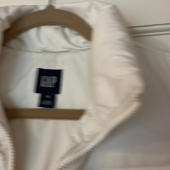 Gap white puffer vest XS - Picture 3 of 6